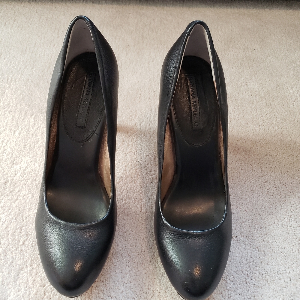 BANANA REPUBLIC black pumps